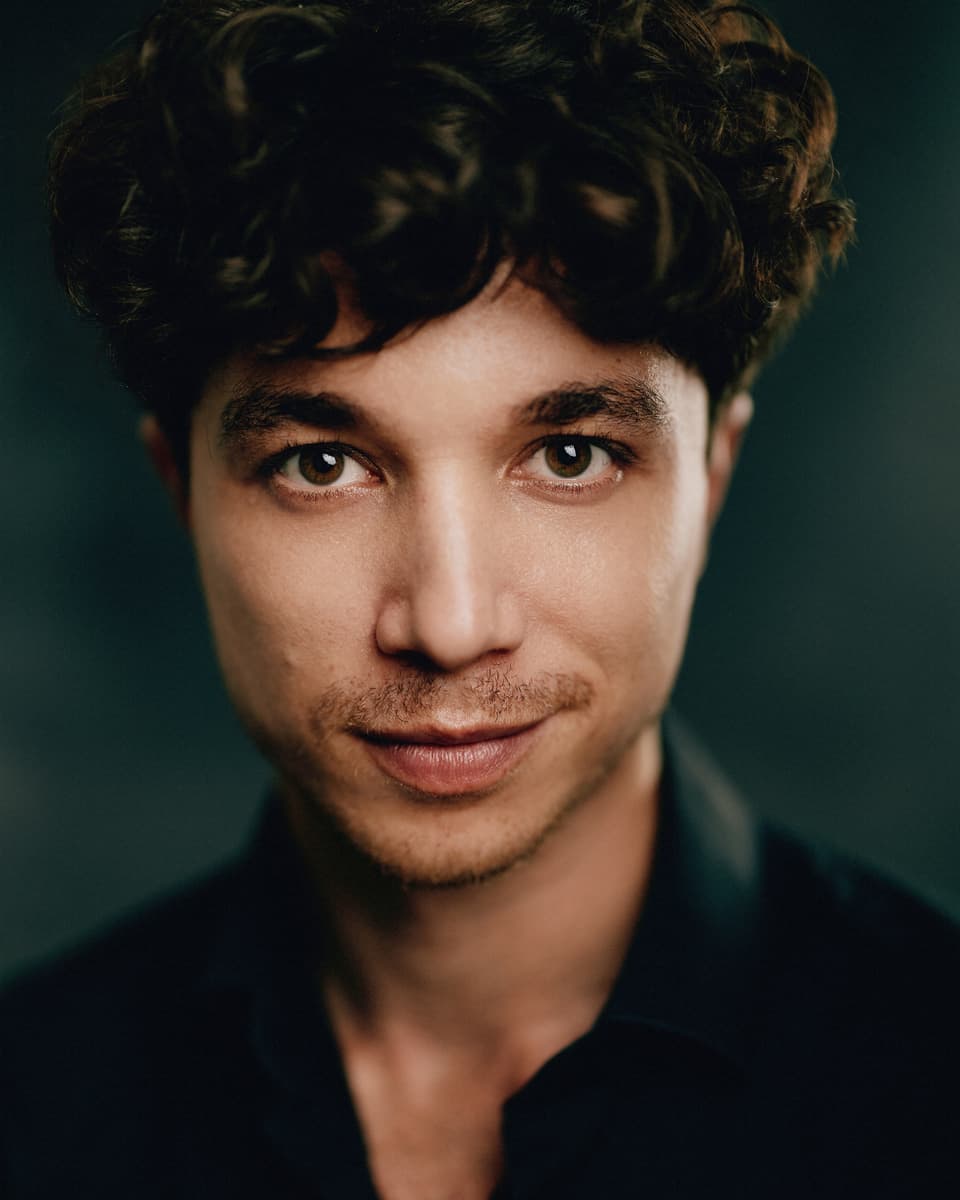 Actor commercial headshot with a warm and friendly smile