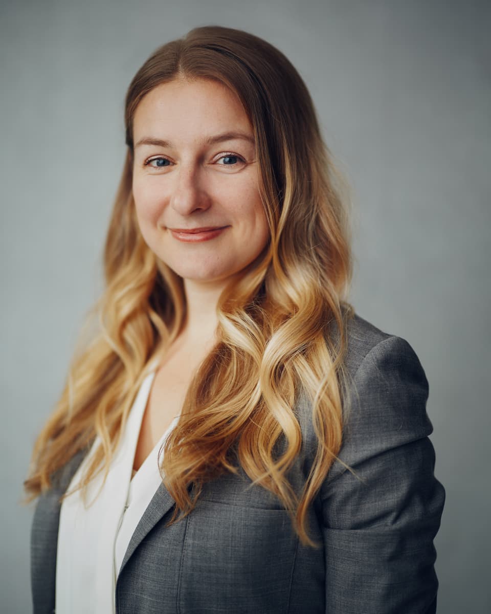 LinkedIn professional headshot woman